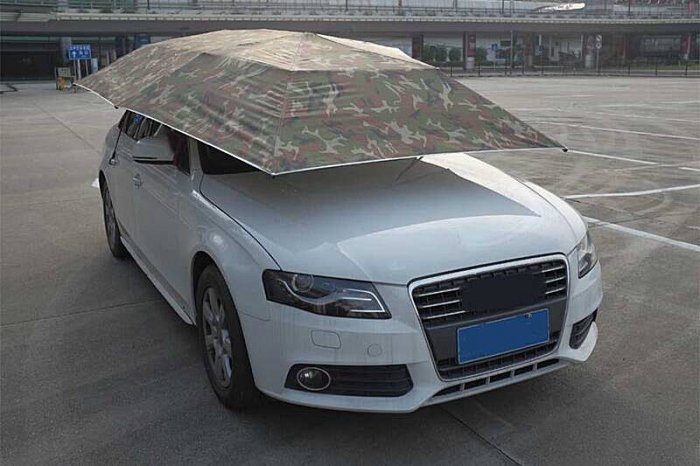 Carro sob o guarda-chuva